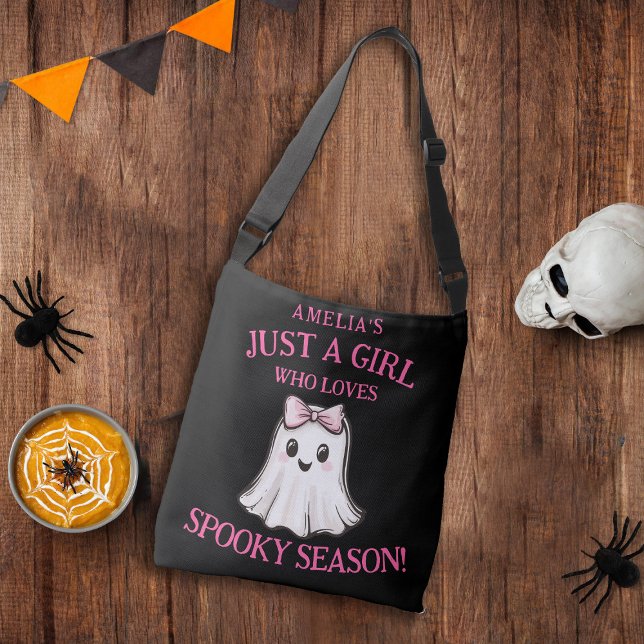 Bolsa Ajustável Fantasma Fofo Temporada Assustadora Halloween  (Custom Just a Girl Who Loves Spooky Season Cross Body Bag!)