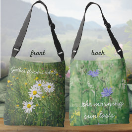 Bolsa Ajustável Flores de camomila e chicória no prado verde