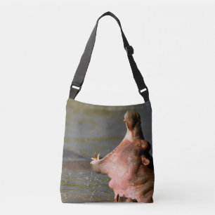 Bolsa Ajustável Hippo abre a boca no lago. Serengeti África