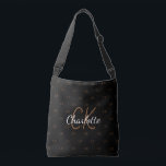 Bolsa Ajustável Nome monograma ouro preto elegante<br><div class="desc">Um fundo preto elegante. Personalize e adicione seu nome, iniciais do monograma. Seu monograma como padrão de fundo. O nome é escrito com uma letra manuscrita estilo script. Letras brancas e douradas.</div>