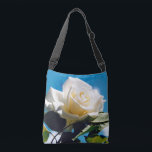 Bolsa Ajustável White Rose Beauty<br><div class="desc">A rosa branca sob o céu azul. Foto vibrante de um belo rosa florescente faz um presente de arte floral em excelente. A beleza calma da rosa branca reflete novos começos, pureza, lealdade e inocência. As rosas brancas simbolizam o amor jovem que a noiva tem por sua esposa. As rosas...</div>