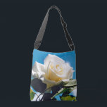 Bolsa Ajustável White Rose Beauty<br><div class="desc">A rosa branca sob o céu azul. Foto vibrante de um belo rosa florescente faz um presente de arte floral em excelente. A beleza calma da rosa branca reflete novos começos, pureza, lealdade e inocência. As rosas brancas simbolizam o amor jovem que a noiva tem por sua esposa. As rosas...</div>
