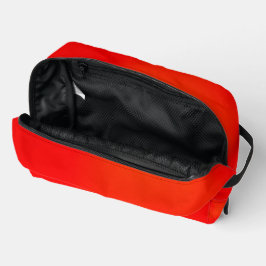 Bolsa brilhante vermelha com zíper em um fundo bra