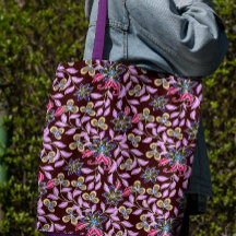 Bolsa com flores roxas sobre fundo marrom