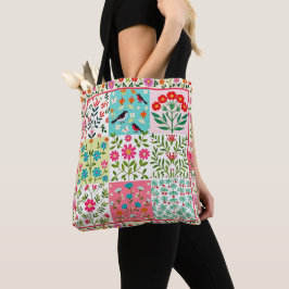 Bolsa de mão com remendo floral bonito.