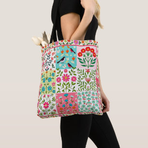 Bolsa de mão com remendo floral bonito.