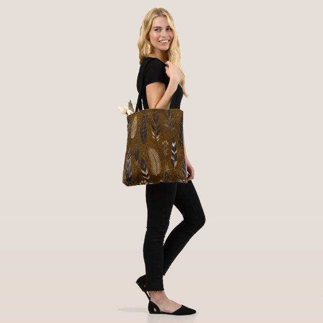 Bolsa de mão marrom com estampa de penas (No(a) Modelo)
