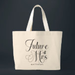 Bolsa de mão para casamento com nome personalizado<br><div class="desc">Bolsa de mão para casamento com nome personalizado Future Mrs. - A bolsa de mão personalizada apresenta tipografia moderna e é personalizada com seu sobrenome futuro. A fonte é acentuada com um anel de noivado. Mostrado em preto e branco.</div>