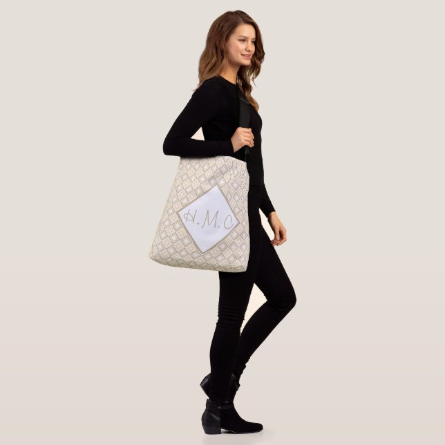 Bolsa de mão superdimensionada com padrão creme e  (No(a) Modelo)
