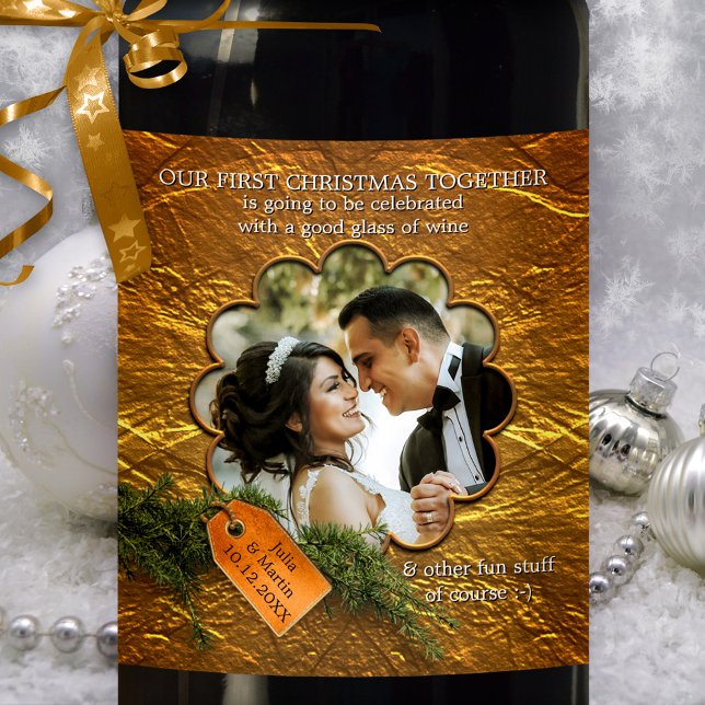 Bolsa de Natal Junto com Etiqueta de Vinho (Gold stylized wine label with your photo and a pine twig. Beautiful for a first Christmas together)