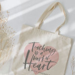Bolsa de presentes do professor<br><div class="desc">Ensinando uma obra de coração personalizada de presente de professor. Com um guião manuscrito,  uma cor d'água rosa,  coração e espaço para seu nome. O final perfeito do ano ou presente de feriado para o seu professor favorito.</div>