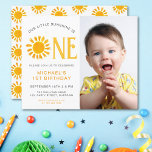 Bolsa de primeiros aniversarios Sunshine de Orçame<br><div class="desc">Convide a família e os amigos para a sua primeira festa de aniversário com este belo convite para o orçamento do primeiro aniversario. É decorado com um sol amarelado e diz "Nosso Pequeno Sol É Um". As costas estão decoradas com um padrão solar. Facilmente personalizável. Substitua a foto por uma...</div>