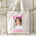 Bolsa de Script Moderno Elegante de Festa de forma<br><div class="desc">Festa de formatura fotográfica Elegante Modern Script Tote Bag apresenta sua foto favorita com o simples texto rosa "Formando (ano)" e seu nome e detalhes personalizados de graduação na frente. Perfeito para o formando como presente de graduação ou decoração festa de formatura. Criado por ©2023 Evco Studio www.zazzle.com/store/evcostudio</div>