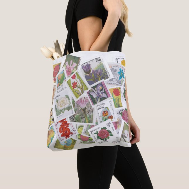 Bolsa de tote com colagem de selos postais (Close Up)