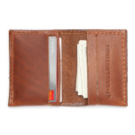 Bolsa fina de couro castanho-marrom<br><div class="desc">Adorámos produzir carteiras nos últimos anos. É com prazer que lançamos o nosso mais novo design de carteira fino para aqueles que procuram uma carteira de alta qualidade com um pouco menos de bolso. Esta é uma carteira de homens de alta qualidade projetada e feita à mão por membros da...</div>