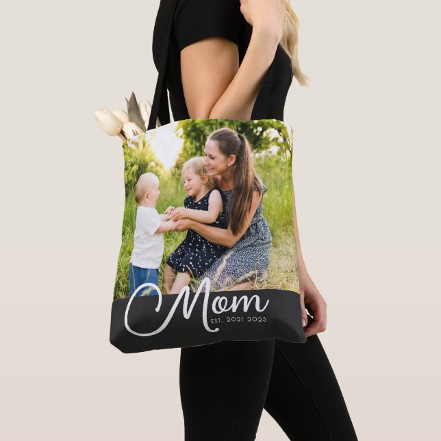 Bolsa Preta de Tote com Rótulo de Mãe Estabelecida (Close Up)