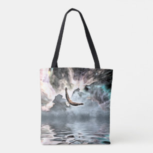 Bolsa Tote A águia voa acima da superfície da água