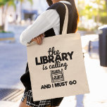 Bolsa Tote A Biblioteca Está Ligando E Eu Tenho Que Ir Lendo<br><div class="desc">Encantador de livros engraçado dizendo: "A biblioteca está ligando e eu devo ir". Faz um presente excelente para os amantes da leitura e do livro.</div>