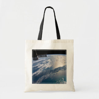 Bolsa Tote A Estação Espacial Internacional Acima Do Atlântic