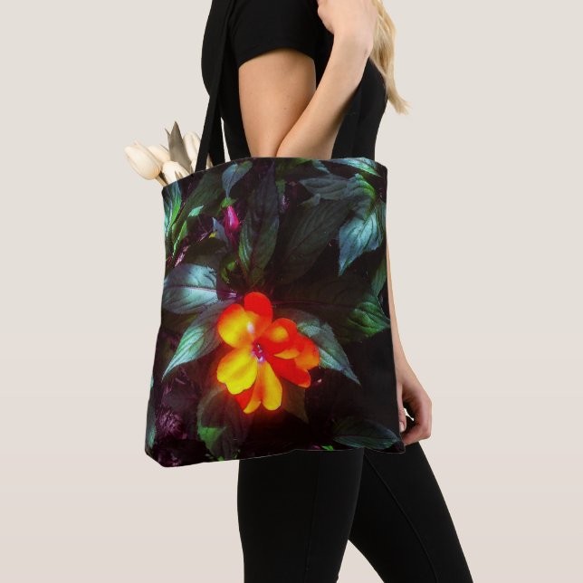 Bolsa Tote A flor brilha à luz do sol (Close Up)