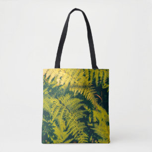 Bolsa Tote A green fern plants background with shadows. abstr
