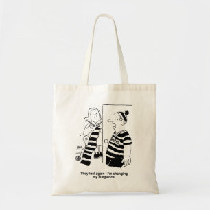 Bolsa Tote A mulher está tricotando uma bola para o fã de fut