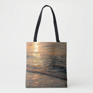 Bolsa Tote A reflexão do pôr do sol sobre a bela água do ocea