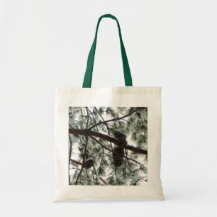 Bolsa Tote Abaixo da neve coberta pela árvore de pinheiro Fot