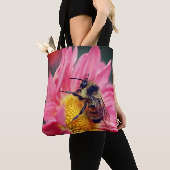 Bolsa Tote Abelha-Bumble Na Daisy-Flower Rosa Fechar (Close Up)