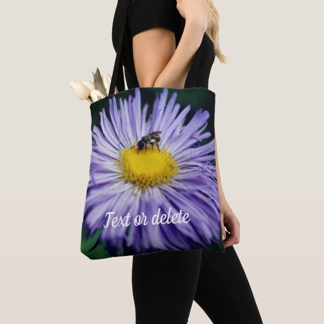 Bolsa Tote Abelhas Pequenas Na Flor Aster Roxo Personalizadas (Close Up)
