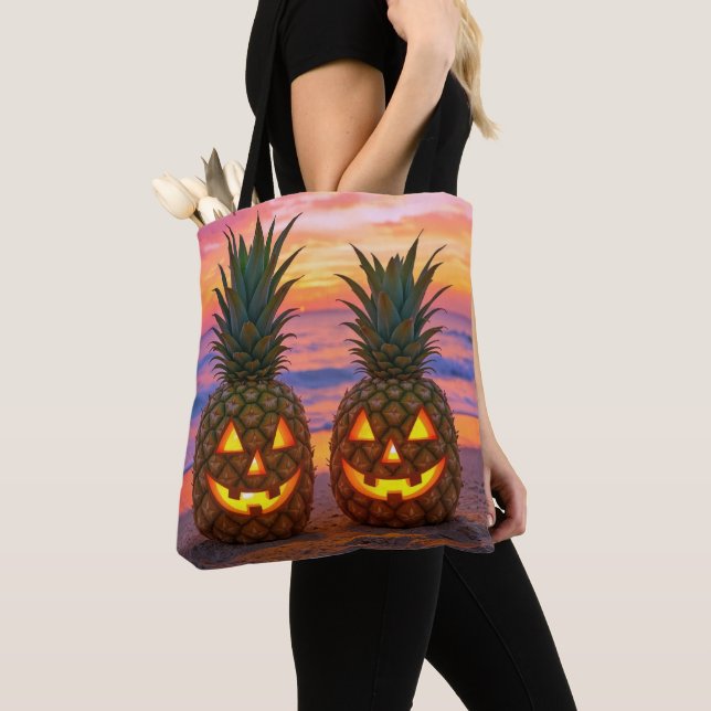 Bolsa Tote Abóboras de Halloween em uma Praia (Close Up)