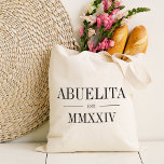 Bolsa Tote Abuelita Ano Numeral Romano Estabelecido<br><div class="desc">Uma bolsa de tote moderna minimalista para celebrar uma avó cômica,  esta bolsa mínima limpa apresenta "Abuelita" ou a sua escolha de apelido avó em letras negras de serifa. Personalize com o ano em que ela se tornou avó por baixo de elegantes números romanos para um toque chic.</div>