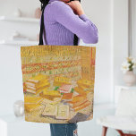 Bolsa Tote Ainda é vida com os romances franceses | Vincent v<br><div class="desc">"Ainda a vida com romances e vidro franceses" com um Rosa (1887) do artista poste-impressionista holandês Vincent Van Gogh. Arte original é um óleo na canvas que representa uma pilha de livros em tons amarelos quentes. Use as ferramentas de design para adicionar texto personalizado ou personalizar a imagem.</div>