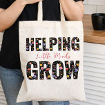 Bolsa Tote Ajudando Pequenas Mentes A Crescer A Adição De Flo<br><div class="desc">O saco de Tote do professor foi escrito com o slogan "ajudando as mentes pequenas a crescer" e decorado com flores silvestres coloridas. A design é impressa em ambos os lados com um padrão de aquarela bonito de flores silvestres de campo preenchendo a tipografia ousada. Procure a Coleção de Presentes...</div>
