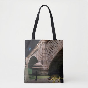 Bolsa Tote Alligador Mocked para cima perto da Ponte de Londr