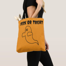 Amantes do Halloween fazendo travessuras como fant