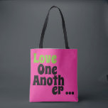Bolsa Tote Amar um ao outro<br><div class="desc">Fuchsia cor-de-rosa dizendo "Ame um ao outro" - Dizendo está nos lados da frente e do fundo.</div>