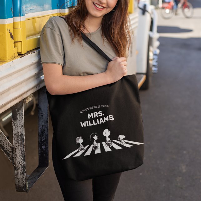 Bolsa Tote Amendoins | Camisetas de Rock Maior Professora Per (Person carrying tote bag)