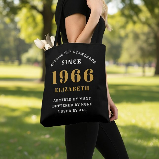 Bolsa Tote Aniversário de 60 anos 1966 Preto Dourado Personal (Born 1966 birthday tote bag. Background out of focus.)