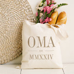 Bolsa Tote Ano Numeral Oma Roman Estabelecido<br><div class="desc">Uma bolsa de tote moderna minimalista para celebrar uma avó cômica, esta bolsa mínima limpa apresenta "Oma" ou a sua escolha de apelido avó em letras de serifa neutras que em letras de serifa. Personalize com o ano em que ela se tornou avó por baixo de elegantes números romanos para...</div>