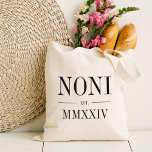 Bolsa Tote Ano Numeral Romano Noni Estabelecido<br><div class="desc">Uma bolsa de tote moderna minimalista para celebrar uma avó cômica,  esta bolsa mínima limpa apresenta "Noni" ou a sua escolha de apelido avó em letras negras de serifa. Personalize com o ano em que ela se tornou avó por baixo de elegantes números romanos para um toque chic.</div>
