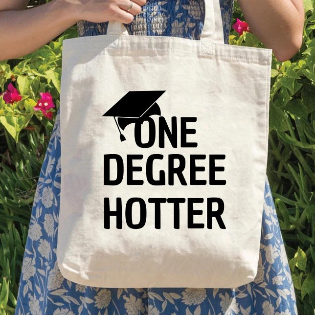 Bolsa Tote Anúncio de Graduação de Humor Mais Quente de Um Gr (One Degree Hotter Humor Graduation Announcement Tote Bag)