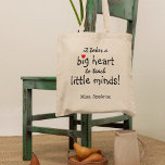 Bolsa Tote Apreciação de Professores Pequenas Mentes | Person<br><div class="desc">Os professores são realmente maravilhosos e a melhor maneira de os avisar,  do que com um desses professores personalizados apreciando as bolsas. Esta simples e moderna design apresenta o doce ditado "É preciso um grande coração para ensinar mentes pequenas!" um pequeno e fofo coração vermelho e seu nome.</div>