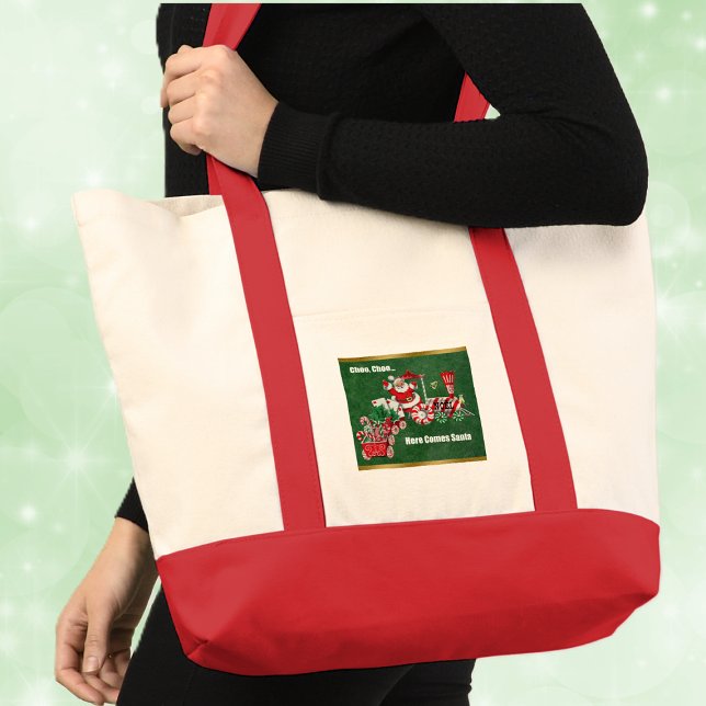 Bolsa Tote Aqui vêm Papais noeis sobre doces de trem Dourados (Here comes Santa driving Christmas train with letters and candy canes on dark green background tote.)
