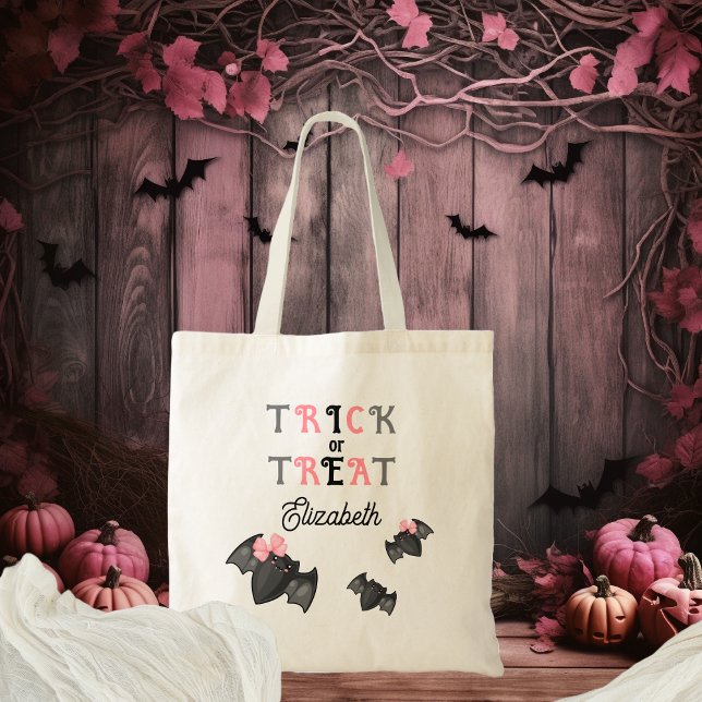 Bolsa Tote Arcos Coqueteiros Cute Trick ou Tratem Halloween (Cute Bats Trick or Treat Halloween Tote Bag in Pink, Gray and Black)