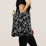 Bolsa Tote Arcos e fitas fazem o padrão de diversão, personal<br><div class="desc">Veja este design preto e branco super fofo. Mão desenhada por mim para você! E certifique-se de verificar meu compro para mais produtos e designs,  além de itens correspondentes,  como placas de notificação. E é claro,  entrem em contato se quiserem algo personalizado.</div>