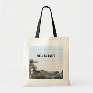 Bolsa Tote Arte de empilhar pedras na praia. foto de Hao zhan