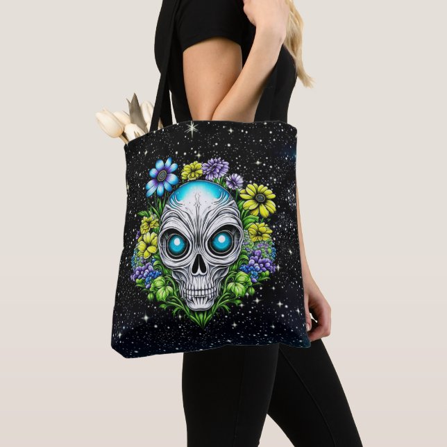 Bolsa Tote Arte de IA de Rosto Alien e Flores (Close Up)