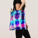Bolsa Tote Artsy Summer Pink Blue Colorful Tie Dye Patterno<br><div class="desc">Esta arte e o padrão de verão moderno são perfeitos para o seu estilo sazonal. Ele apresenta um padrão legal de aqua, azul de cobalto, rosa brilhante e corante de gravata roxo sobre um simples fundo branco. É hipster, boêmico, e único, dando a vocês aquela aparência de moda e moda....</div>