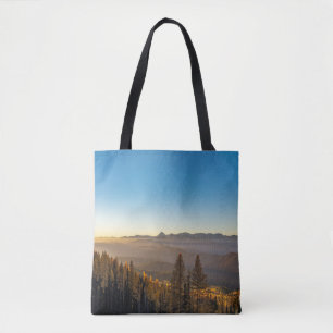 BOLSA TOTE ÁRVORES DE PINOS VERDES NA MONTANHA SOB O CÉU AZ